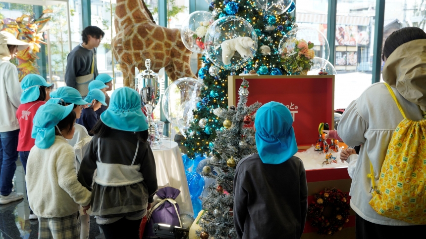 本社ロビーウィンターツリーを近隣園児が見学