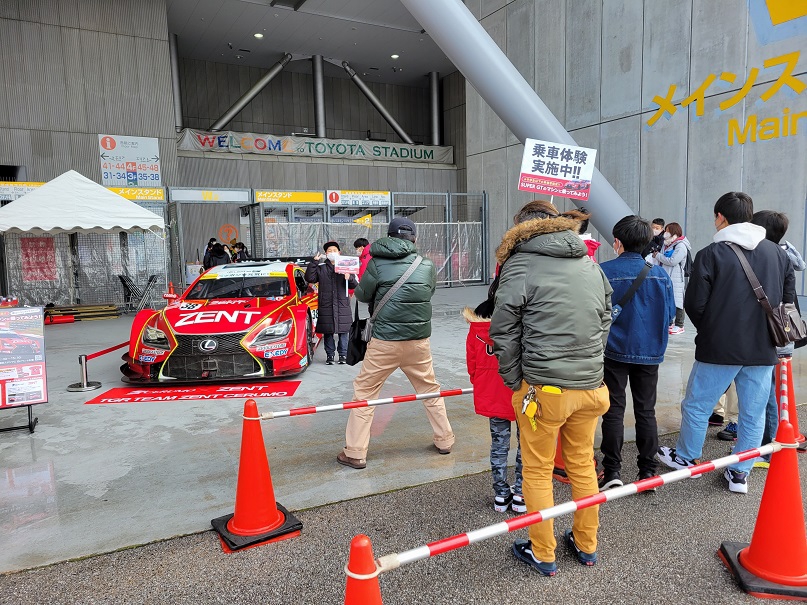 とよた元気まつりにSUPER GT車両を展示し、お子さまの乗車体験企画を実施